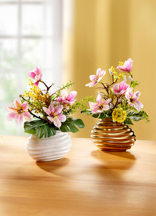Magnolia-arrangemang i keramikkruka