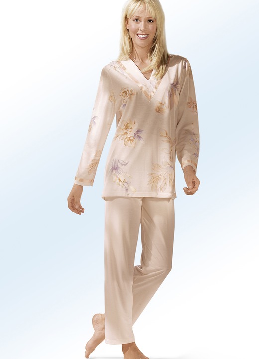 Lång- & kortärmade pyjamasar - Pyjamas med V-ringning och långbyxor, i storlek 036 till 052, i färg APRIKOS FÄRGRIK Utsikt 1