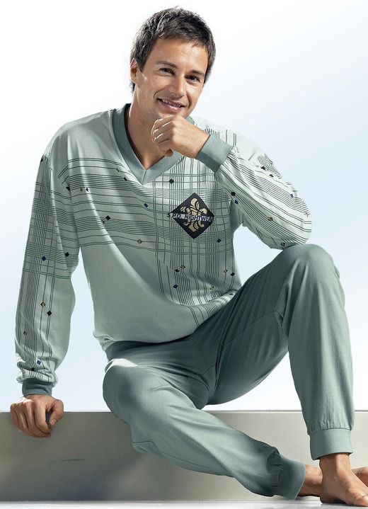 Pyjamasar - Pyjamas med V-ringning, placerat tryck och muddar, i storlek 046 till 060, i färg LJUSGRÖN CEDAR