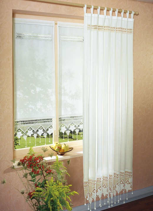 Klassisk - Handgjord fönsterdekoration i lantlig stil, i storlek 361 (sidoscarf, H150xW120 cm) till 827 (Gardin med glasruta, H130xW50 cm), i färg Vit Utsikt 1