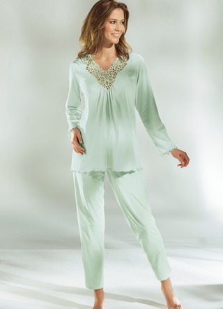Pyjamas, långa ärmar med V-ringning och spets