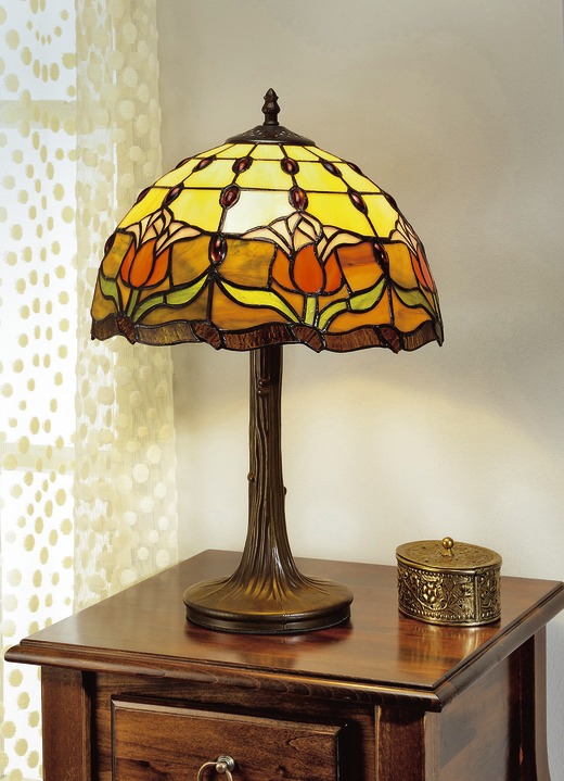 Lampor & armaturer - Tiffany-lampa, en ljuskälla med genomfärgade Tiffany-glasbitar, i färg FÄRGRIK, I utförande Bordslampa