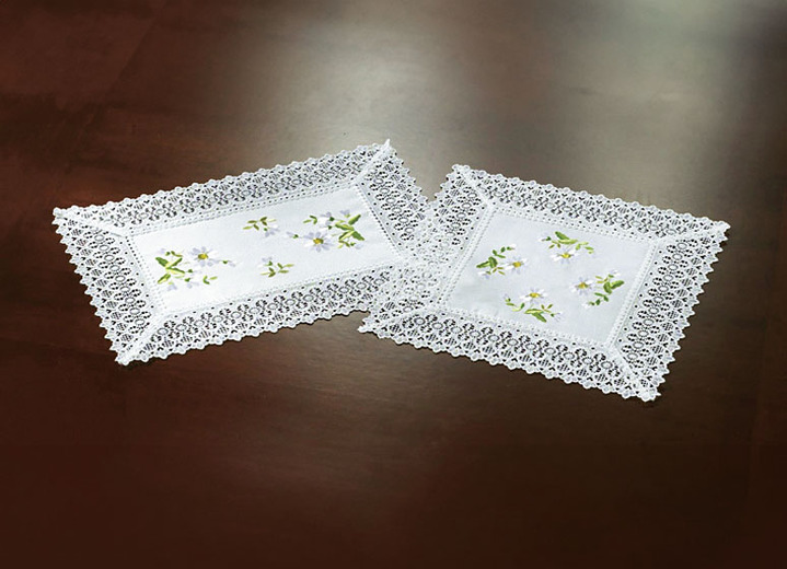 Prydnadskuddar & överdrag - Rumsdekoration med daisybroderi och delikat virkad spets, i storlek 130 (doily, 40/ 40 cm) till 404 (Kuddfodral, 40/ 40 cm), i färg VIT Utsikt 1