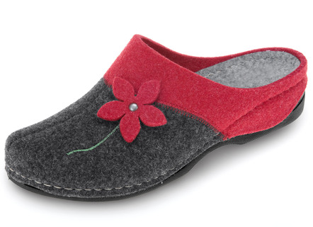 Tofflor med blomapplikation