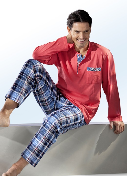 Pyjamasar - Pyjamas med knappslå, patchad bröstficka och rutigt mönster, i storlek 046 till 060, i färg KORALLBLÅT