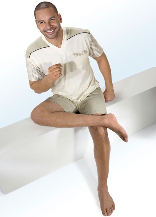 Kortärmade pyjamasar - Kortärmad pyjamas från Götting med V-ringning och bröstficka, naturfiber, i storlek 046 till 062, i färg ECRU-RESEDA