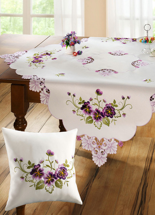 Bords- och rumsdekoration med blommor i spetslook