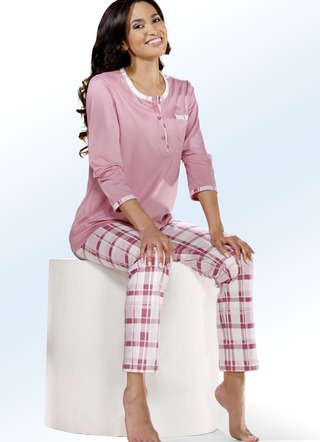 Två paket pyjamas i rutigt mönster med knappslå