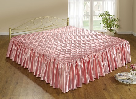Elegant, glänsande överkast och örngott med quiltning i skallook
