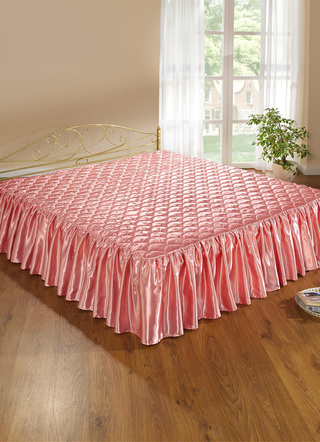 Elegant, glänsande överkast och örngott med quiltning i skallook