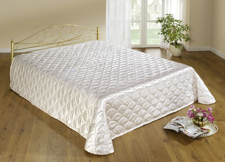 Överkast - Elegant, glänsande överkast och örngott med quiltning i skallook, i storlek 873 (för enkelsäng, 135x210 cm) till 924 (1 örngott, 40 x 80 cm), i färg GRÄDDE Utsikt 1