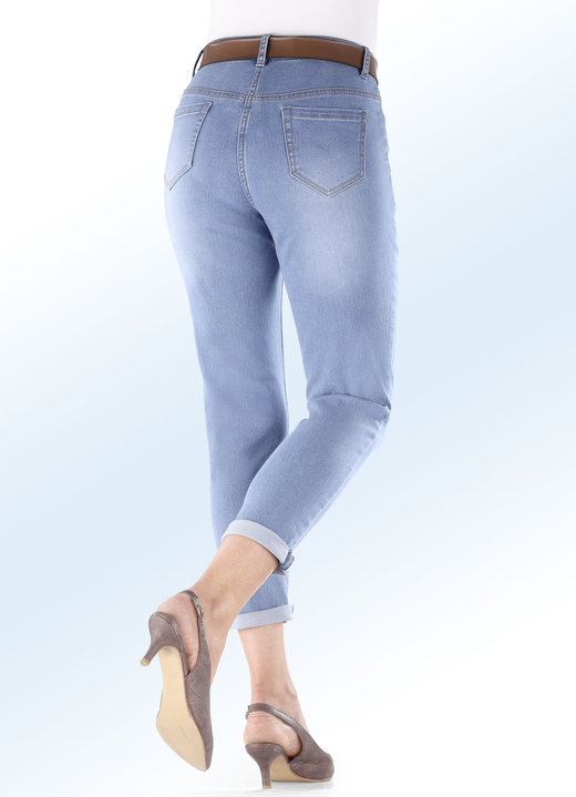 Byxor med knapp & dragkedja - Basic jeans i 7/8 längd, i storlek 017 till 052, i färg LJUSBLÅ Utsikt 1