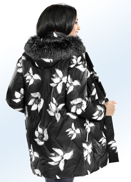 - Kort kappa med blommig design, i storlek 036 till 054, i färg SVARTVITT Utsikt 1
