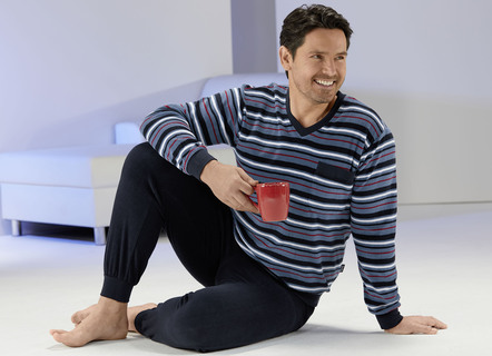 Pyjamas i stretchig frotté med muddar, V-ringning och garnfärgad randig design