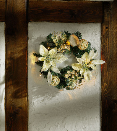 Illuminerad grankrans med julstjärneblommor
