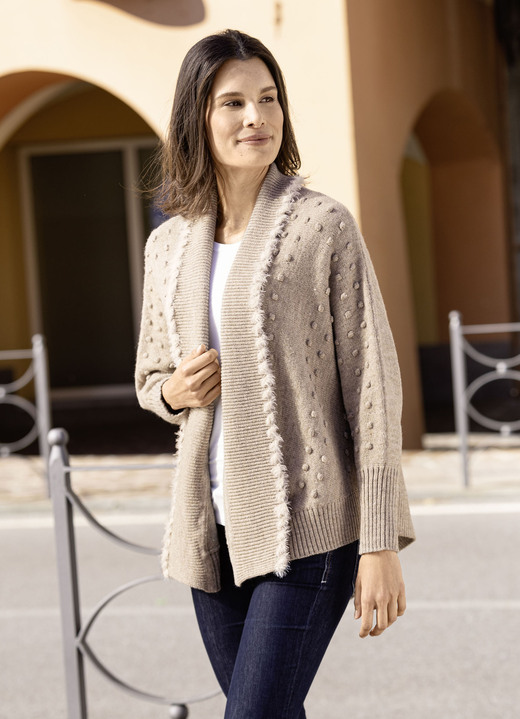 Stickad kofta - Cardigan i lätt fladdermusform, i storlek L(44/46) till XXL(52/54), i färg SANDMÖLLADE