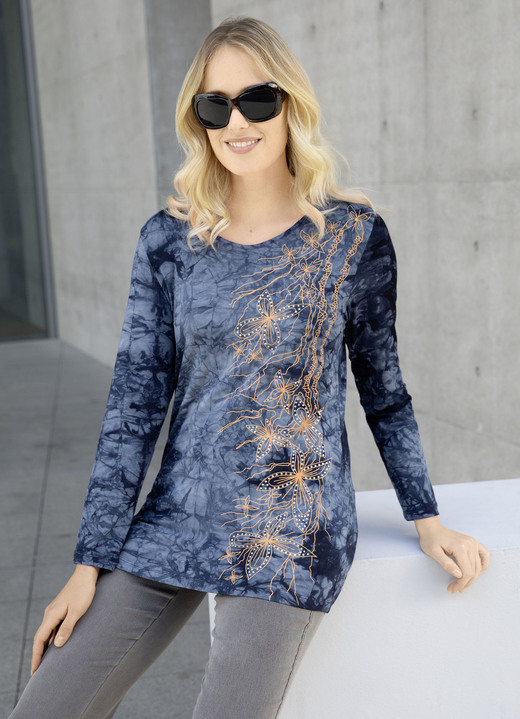 Toppar med strass - Intressant skjorta i batiklook i 3 färger, i storlek 038 till 054, i färg NAVY BATIK Utsikt 1