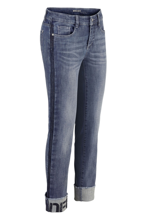 Byxor med knapp & dragkedja - Jeans med franskant och bokstäver på ena benet, i storlek 017 till 050, i färg JEANSBLÅ Utsikt 1