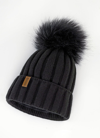 Trendig damhatt med bred manschett och fuskpälspompom