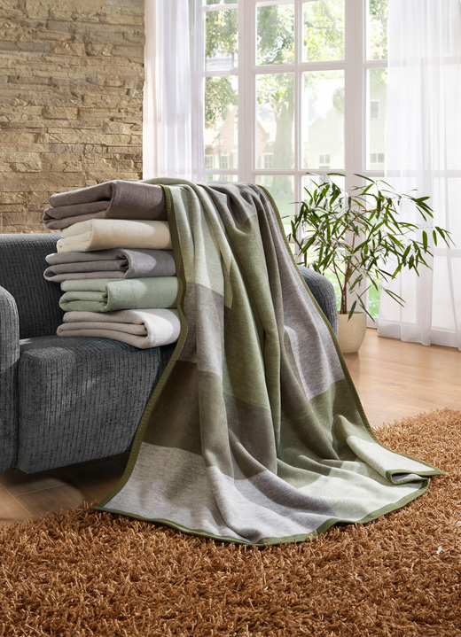 Filtar - Mysig filt med kantband i velour, i färg GRÖN