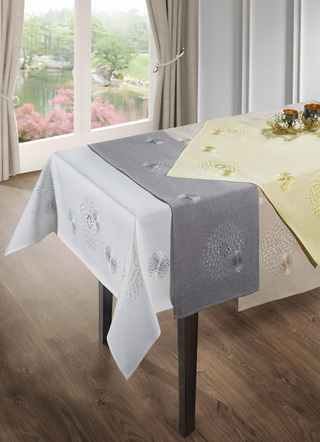 Bords- och rumsdekoration med genomarbetade broderier