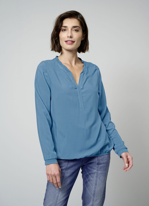 - Slip-on blus, i storlek 038 till 052, i färg RÖKBLÅ