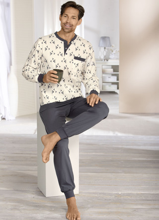 Två paket pyjamas med knappslå och muddar