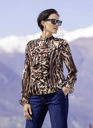 Blus med lekfulla volanger