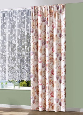 Blommig design över gardinen