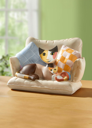 Kattmamma på soffan från Rosina Wachtmeister-kollektionen
