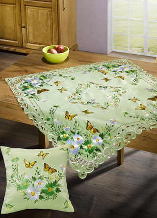 Bords- och rumsdekoration med blommor och fjärilar