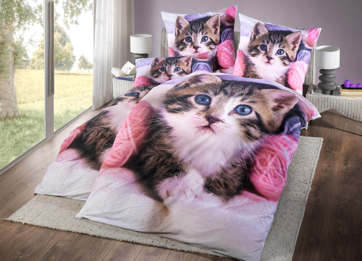 Påslakanset - Digitaltryckt sänglinneset med kattmotiv, i storlek 111 (40x80 cm + 135x200 cm) till 115 (80x80 cm + 155x220 cm), i färg VIT