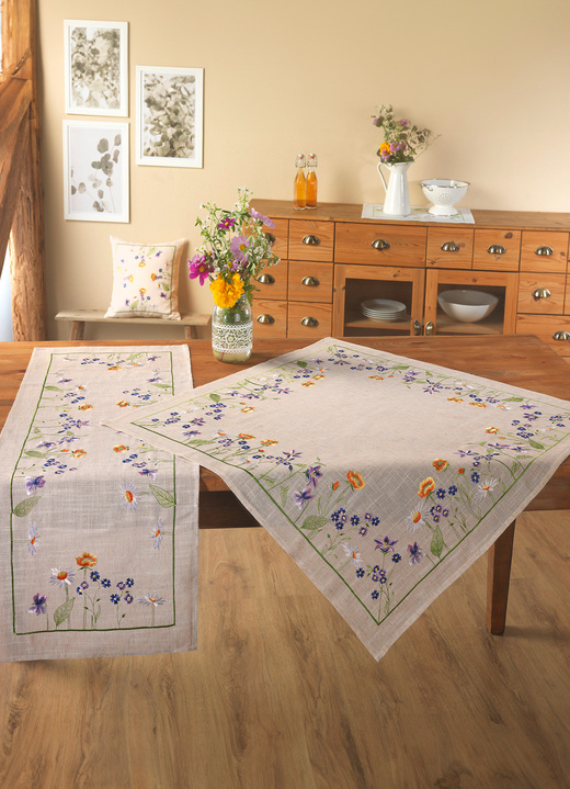 Heminredning - Vackert broderad bords- och rumsdekoration, i storlek 101 (doily, 35x 50 cm) till 404 (örngott, 40x 40 cm), i färg NATURLIG FÄRGRIK Utsikt 1