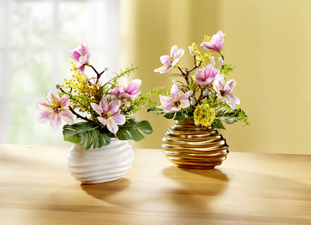 Magnolia arrangemang i keramisk kruka