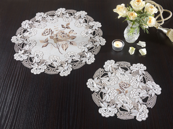 Prydnadskuddar & överdrag - Bords- och rumsdekoration med spetsbård, i storlek 100 (ovala doilies, 30 x 45 cm) till 404 (örngott, 40x 40 cm), i färg BEIGE Utsikt 1