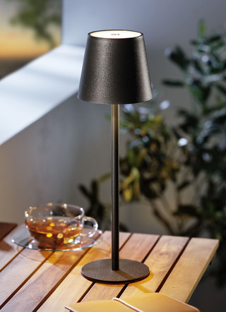 Modern bordslampa för inom- och utomhusbruk