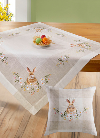 Broderad bords- och rumsdekoration med påskharemotiv