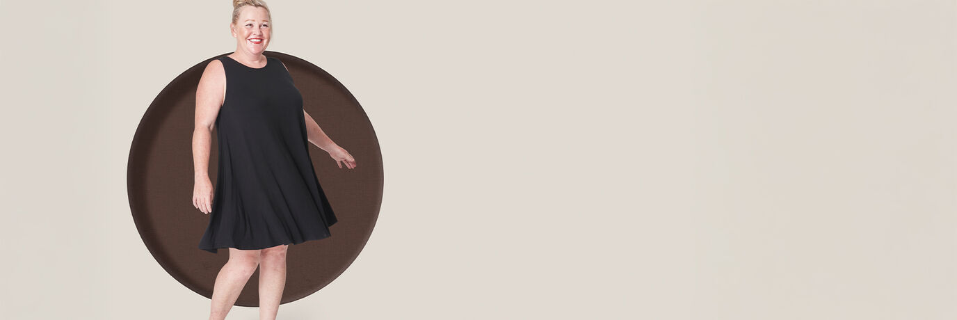 Dam i svart kl&auml;nning