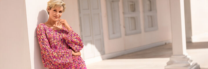 Kvinna i rosa m&ouml;nstrad tr&ouml;ja