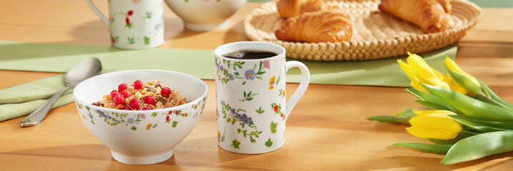 Frukostsk&aring;l med m&uuml;sli och kaffekopp