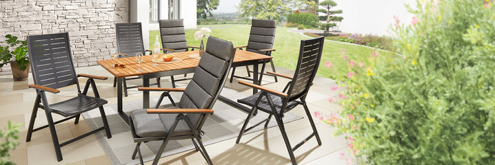 Tr&auml;dg&aring;rdsm&ouml;bler: Tr&auml;bord och 6 svarta tr&auml;dg&aring;rdsstolar