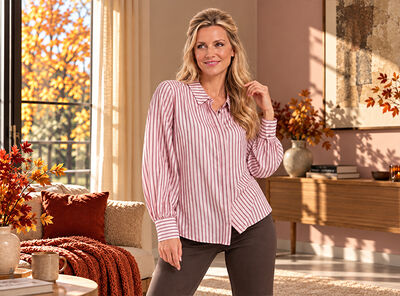 En elegant look med vit blus och svarta byxor.