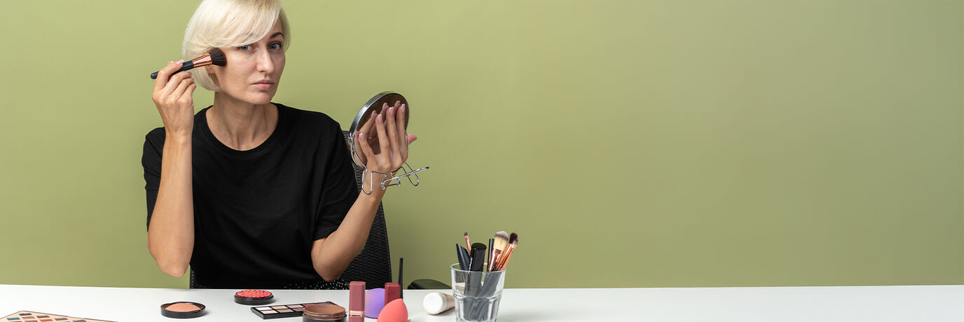 Dam som sminkar sig