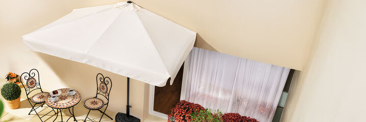 Balkongbord med tv&aring; stolar och parasoll