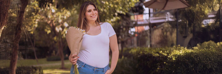 Dam i vit t-shirt och jeans