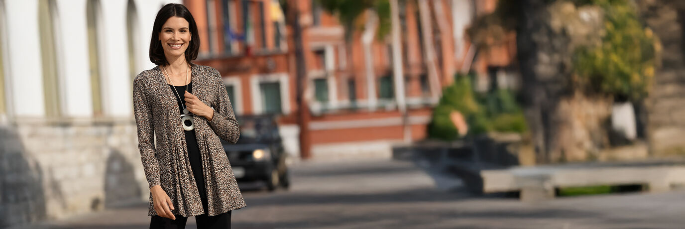 Dam i jacka med djurm&ouml;nster