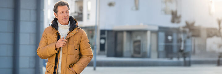 Man i curryf&auml;rgad vinterjacka