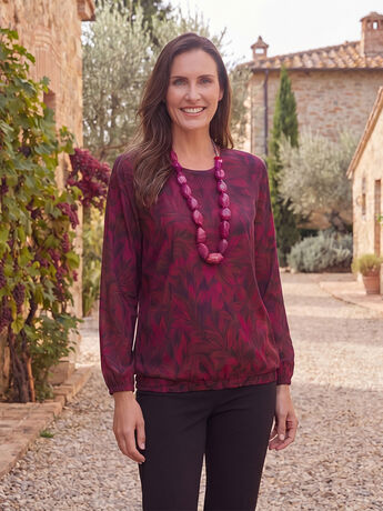 Kvinnor i oversize-blusar