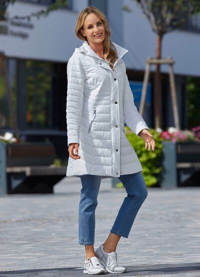 Funktionell kort kappa med avtagbar huva 