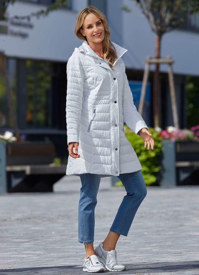 Funktionell kort kappa med avtagbar huva 